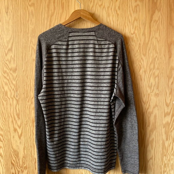 Lulu Lemon Men's L/ XL long sleeve top - Picture 3 of 5